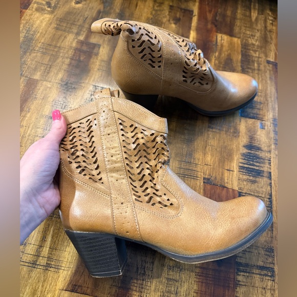 Style & Co. Shoes - Style & Co Dylan bootie womens sz 6 Tan